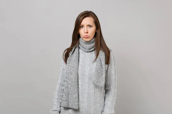 Mujer joven ofendido en suéter gris, bufanda pucheros labios aislar — Foto de Stock