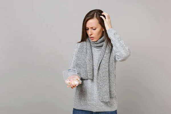 Mujer joven preocupada en suéter gris, bufanda poner la mano en la cabeza, h — Foto de Stock