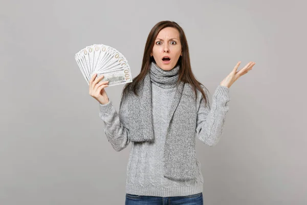 Preoccupato giovane donna in maglione grigio sciarpa diffusione mani tenere — Foto Stock