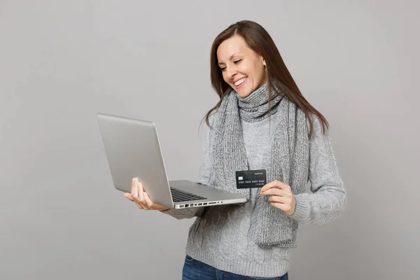 Mosolygó fiatal nő, szürke pulóver, sálat dolgozik laptop PC — Stock Fotó