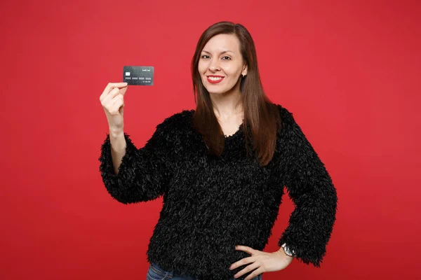 검은 모피 스웨터 호에 멋진 웃는 젊은 여자의 초상화 — 스톡 사진