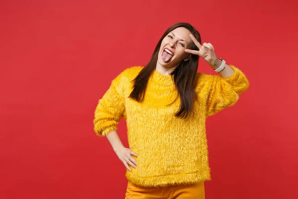Портрет веселої молодої жінки в жовтому светрі, що показує т — стокове фото