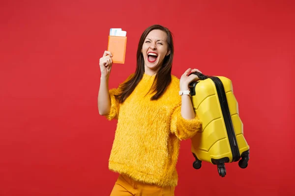 Happy szczęśliwi młoda kobieta w żółtym swetrze futro krzyczeć, hol — Zdjęcie stockowe