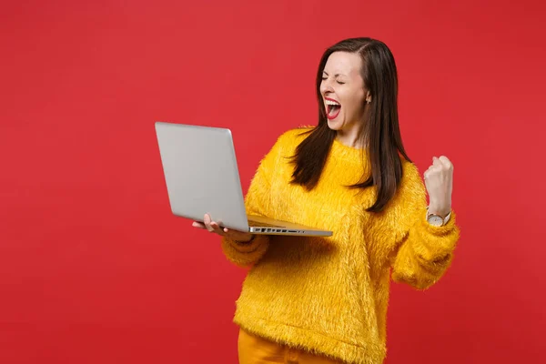 Overjoyed young woman in yellow fur sweater with closed eyes scr — Stock Photo, Image