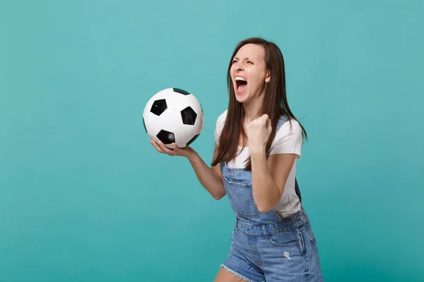 Pazzo urlando ragazza tifoso di calcio rallegrare il supporto squadra preferita — Foto Stock