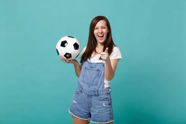 Ridendo tifoso di calcio donna rallegrare supporto squadra preferita con — Foto Stock