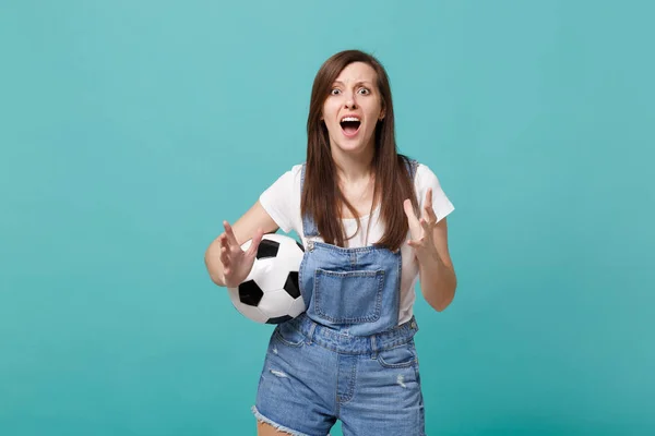 Шокована молода жінка, фанат футболу, підтримує улюблену команду з Socc — стокове фото
