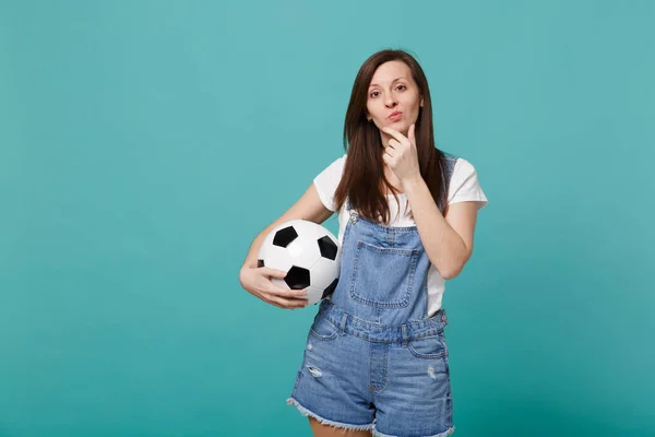 Mujer pensativa apoyo ventilador de fútbol equipo favorito con bal de fútbol —  Fotos de Stock