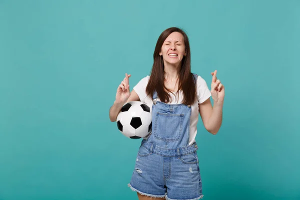 Joven mujer fútbol fan apoyo equipo favorito con pelota de fútbol —  Fotos de Stock