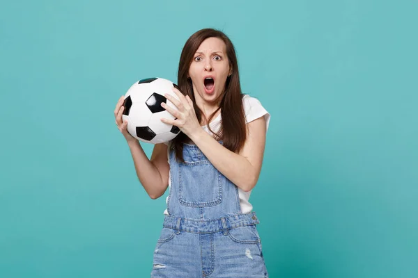 Scioccato spaventato giovane donna tifoso di calcio supporto squadra preferita wi — Foto Stock
