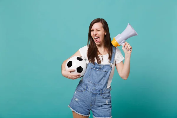Забавная девушка футбольный болельщик поддерживают любимую команду с футболом — стоковое фото