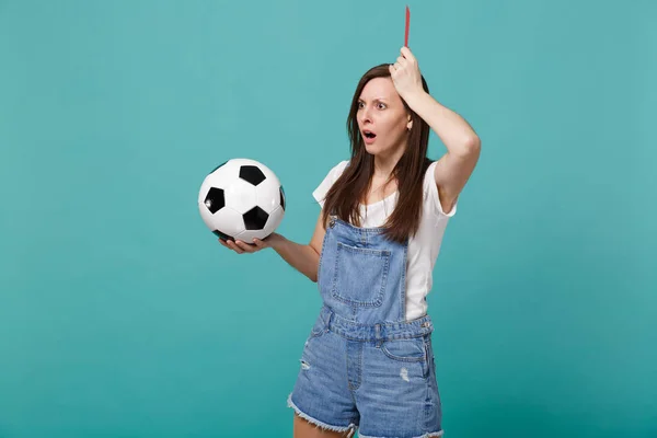 Bewildered equipo de apoyo a los aficionados de fútbol mujer con pelota de fútbol, rojo —  Fotos de Stock