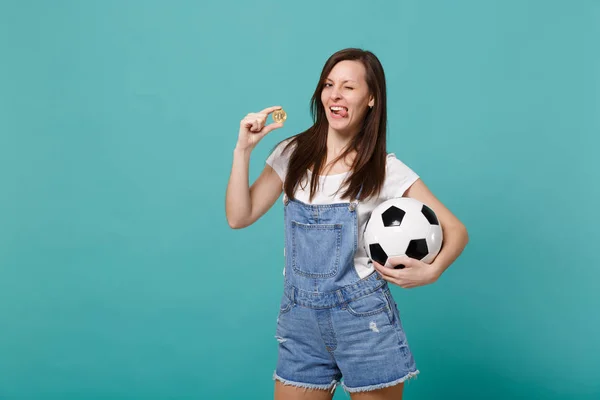 Alegre parpadeo chica fútbol apoyo fan equipo favorito con s —  Fotos de Stock