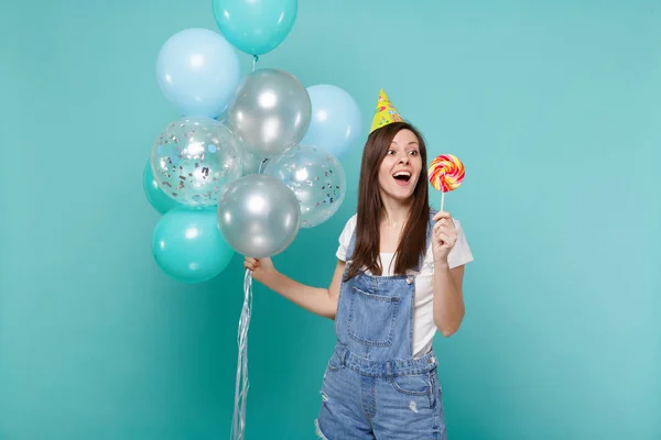 Mulher surpreso em chapéu de aniversário mantendo a boca aberta, segure em volta l — Fotografia de Stock