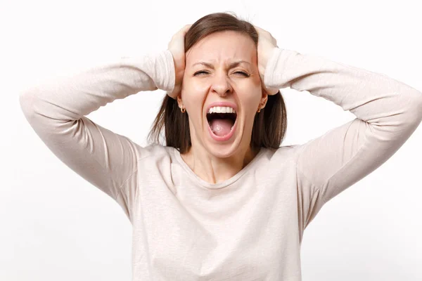 Portret van Crazy Weird schreeuwen jonge vrouw in lichte kleren p — Stockfoto