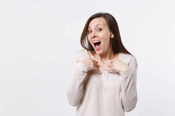 Retrato de sorprendida joven sorprendida en ropa ligera keepin — Foto de Stock