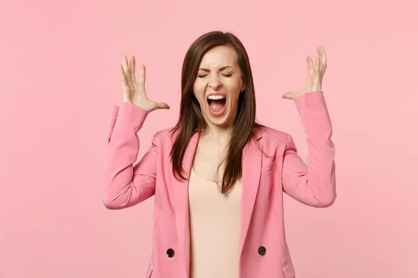 Portret van Screaming jonge vrouw in jas houden ogen gesloten — Stockfoto