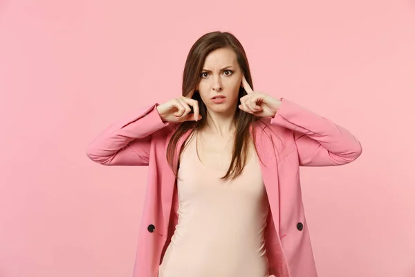 Perpleja mujer joven desconcertada con chaqueta mirando cámara , — Foto de Stock