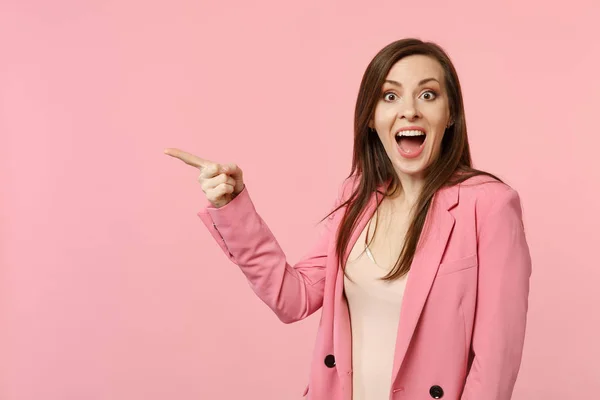 Sorprendido divertida joven mujer usando chaqueta mantener la boca abierta, p —  Fotos de Stock