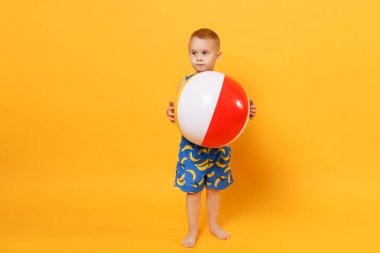 Çocuk çocuk 3-4 yaşında mavi plaj yaz giysileri içinde tutun inflatab