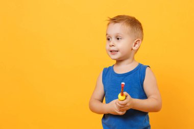 Çocuk çocuk mavi gömlek 3-4 yaşında toothbr dişlerini fırça