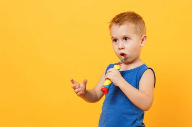 Çocuk çocuk mavi gömlek 3-4 yaşında toothbr dişlerini fırça