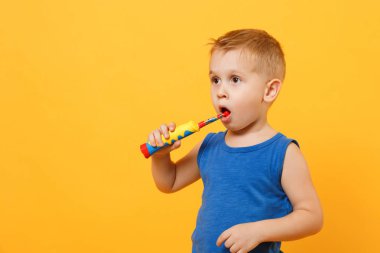 Çocuk çocuk mavi gömlek 3-4 yaşında toothbr dişlerini fırça