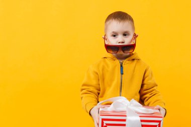 Küçük çocuk çocuk 3-4 yıl eski giyen sarı giysi tutun hediye Bo