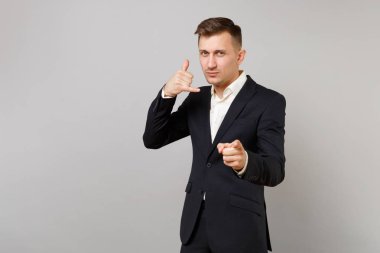 Güvenilir genç iş adam telefon jest yapıyor gibi diyor çağrı 