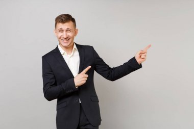 Klasik siyah elbise, s neşeli genç iş adamın portresi