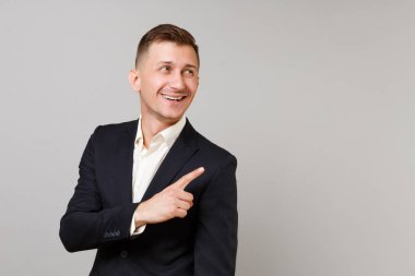 Klasik siyah takım elbise, gömlek arıyorum genç iş adamı gülümseyen,