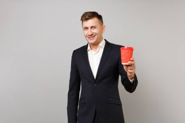 Klasik siyah elbiseli genç iş adamı gülümseyen gömlek holding 