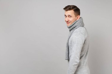 Gri kazak gülümseyen genç adam portre, eşarp görünümlü Bac