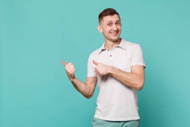 Rahat giysiler ayakta neşeli genç adam portresi, nokta