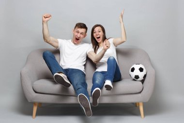 Aşırı sevindi çift kadın adam futbol hayranları destek favori neşelendirmek