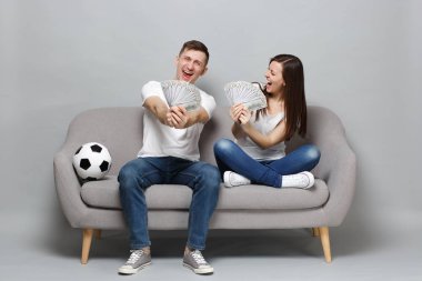 Mutlu çift kadın adam futbol taraftarları destek favori t kadar tezahürat