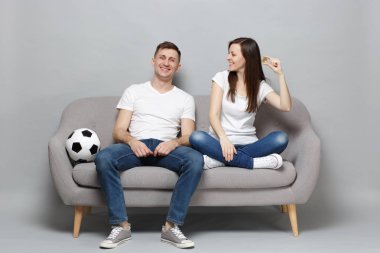 Gülümseyen iki kadın adam futbol taraftarları destek favori tezahürat