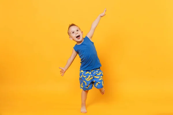 Usmívající se zábavy dítě chlapec 3-4 let nosí modré pláže letní sraženina — Stock fotografie