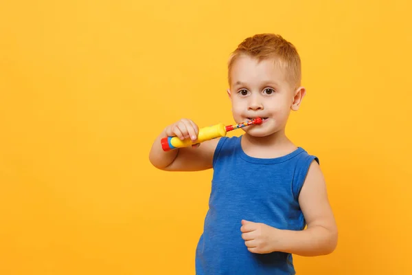 Dítě chlapec 3-4 let v modré košili vyčistit zuby s toothbr — Stock fotografie