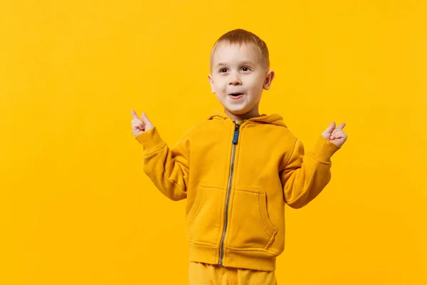 Roztomilé dítě chlapeček 3-4 let žluté oblečení izolovat — Stock fotografie
