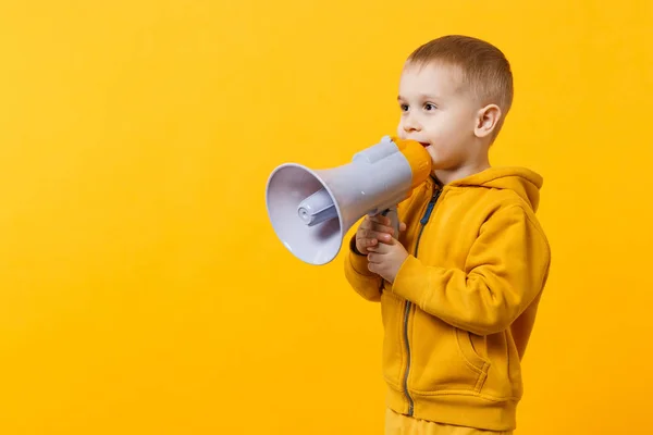 Little fun kid boy 3-4 anos de idade em roupas amarelas segurando, spea — Fotografia de Stock