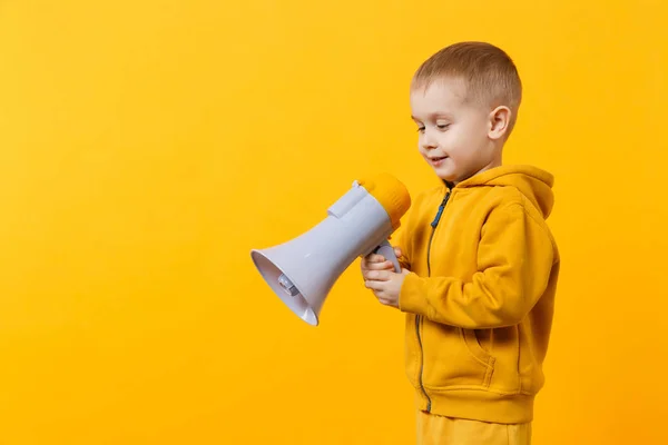 Little fun kid boy 3-4 anos de idade em roupas amarelas segurando, spea — Fotografia de Stock