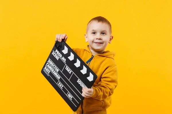 Kleiner Junge von 3-4 Jahren in gelber Kleidung isoliert auf Orang-Utan — Stockfoto