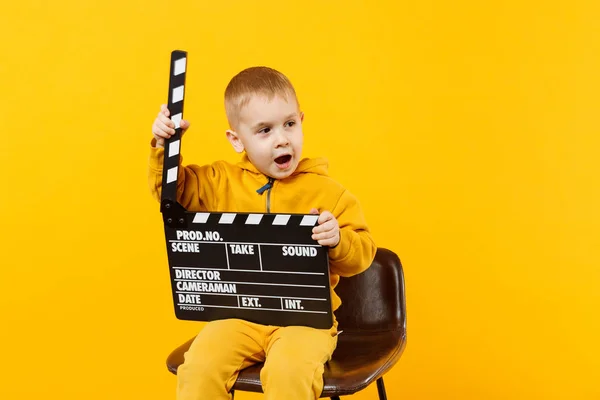 Kleiner Junge von 3-4 Jahren in gelber Kleidung isoliert auf Orang-Utan — Stockfoto