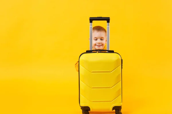 Chłopiec dziecko turystycznych mały podróżnik 3-4 lat żółty — Zdjęcie stockowe