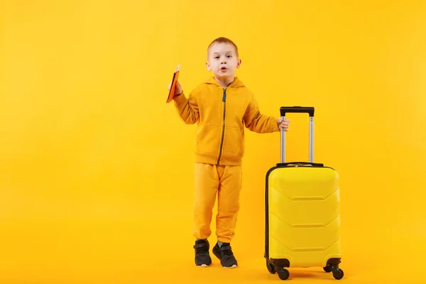 Pequeño viajero turista niño de 3-4 años aislado en amarillo — Foto de Stock