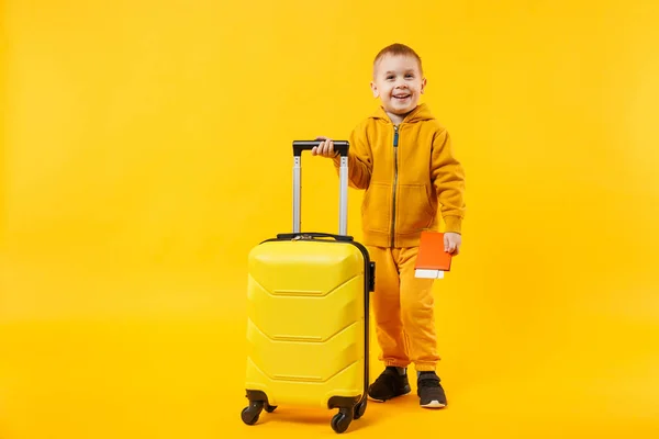 Маленький мандрівник-туристичний хлопчик 3-4 роки ізольований на жовтому — стокове фото