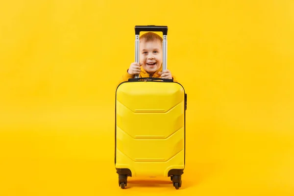 Malý cestovatel turistické kluk kluk 3-4 let, izolované na žluté — Stock fotografie