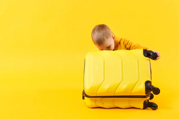 Pequeno viajante turístico garoto menino 3-4 anos de idade isolado em amarelo — Fotografia de Stock