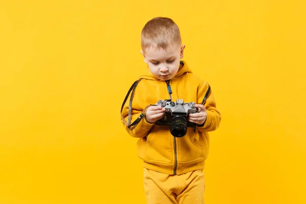 Niño pequeño 3-4 años de edad con ropa amarilla sostener cámara — Foto de Stock